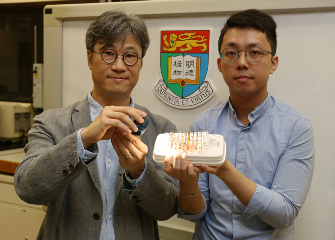 顏慶雲教授和關鍵鏵博士展示以光驅動的「氫氧化鎳」。