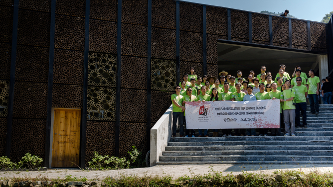 The teachers, students, and alumni engineers who participated in the design and construction of Dabao Mingde Pan Community and Cultural Centre.