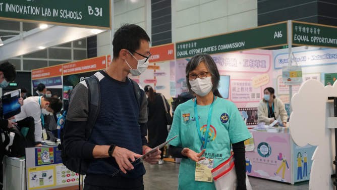 A group of trained volunteers and game ambassadors leads the visitors to play interactive games, including parents of kindergarten students, volunteers from the Agency for Volunteer Service, game trainers and game ambassadors of a senior citizen association.
 