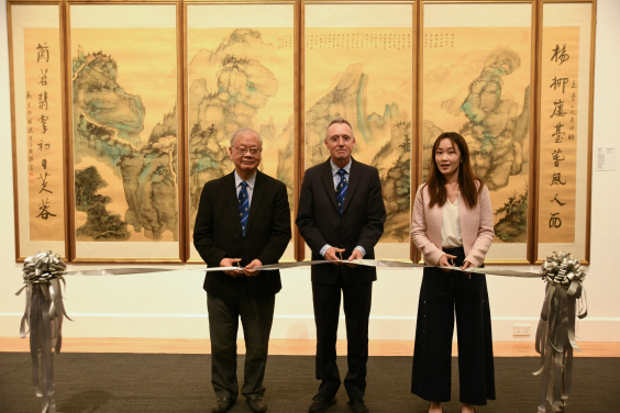 （左起）主禮嘉賓包括港大饒宗頤學術館館長李焯芬教授、港大副校長（教學）何立仁教授、港大美術博物館館長（教育）張寶儀女士進行剪綵儀式。