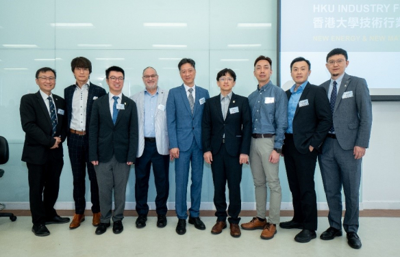 Group photo with the Forum’s panellists: (second from left) Mr Benjamin Wong, Vice President, Office for Attracting Strategic Enterprises (OASES), HKSAR; (middle) Dr Meikei Ieong, Chairman, Simbury Ltd and Founding Chairman, Semiconductor Nanotechnology Alliance (SNA); (forth from right) Prof Lance Li, Chair Professor of Future Lab, Department of Mechanical Engineering, HKU; (third from right) Ir Alex Ng, Director, Hong Kong Semiconductor Device & Packaging Laboratory, Huawei Hong Kong Research Centre.