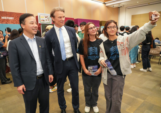 Professor Xiang Zhang, President and Vice-Chancellor of HKU, interacted with students on the Information Day.