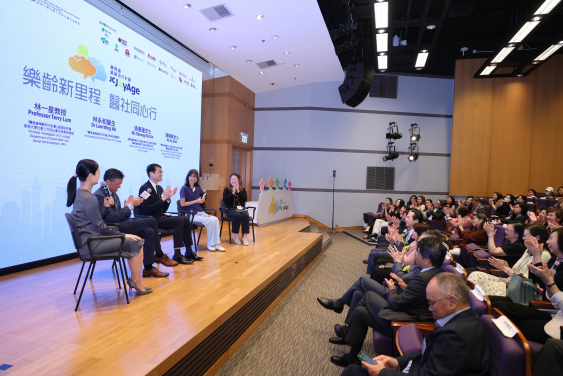 「賽馬會樂齡同行計劃」新階段受惠者參與分享環節。
 