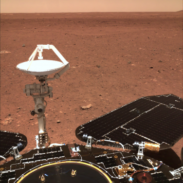 天問任務是中國探索火星的國家級計劃。圖片中的祝融號火星車於2021年成功登陸火星表面，成為中國首個成功登陸火星的探測車。