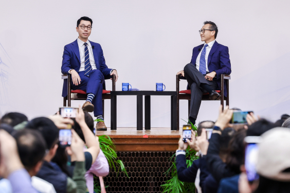 Professor Heiwai TANG (left), Associate Vice-President of The University of Hong Kong, Associate Dean of HKU Business School, moderates a fireside chat with Mr. Tsai, Co-founder and Chairman of Alibaba Group (right), during the Edward K Y Chen Distinguishe