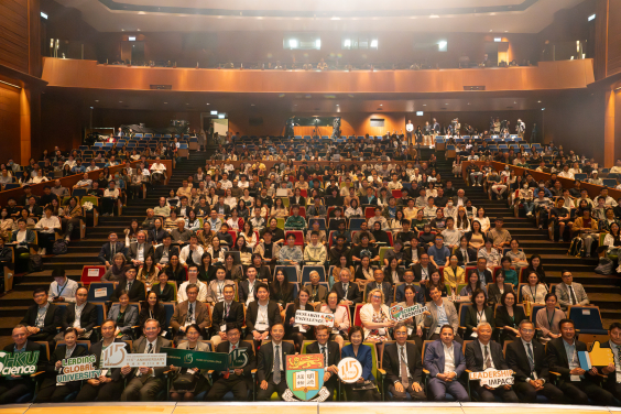 The event drew an audience of over 800 participants.