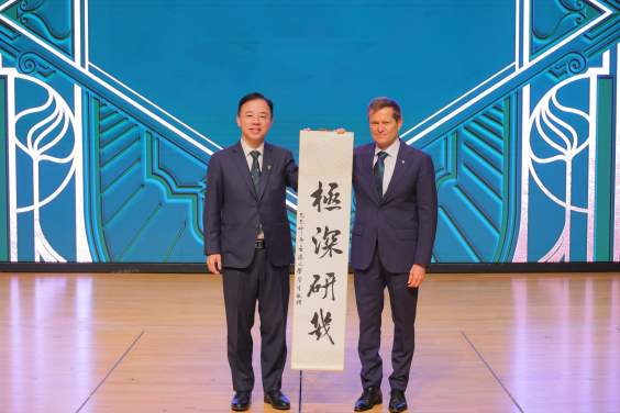 張翔教授贈送紀念品給諾獎得主。
 