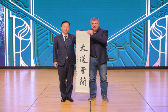 張翔教授贈送紀念品給諾獎得主。
 