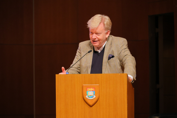 林道諾貝爾獎得主大會執行董事尼古拉·特納先生致辭。