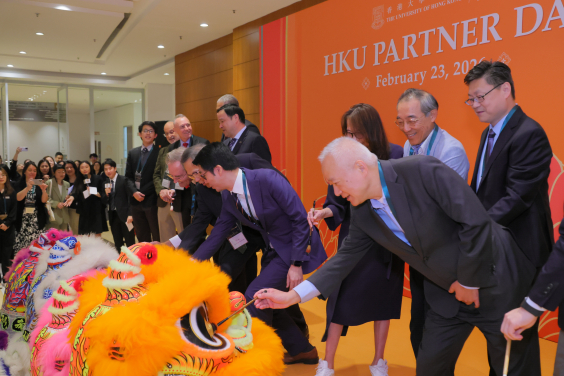 HKU representatives officiated the eye-dotting ceremony of lion dance performance. 