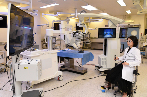 Dr Velda Chow Ling-yu stated that the long dextrous robotic arms with seven-degrees of freedom, connected to dedicated micro-instruments, enable surgeons to operate with precision in confined spaces.
 